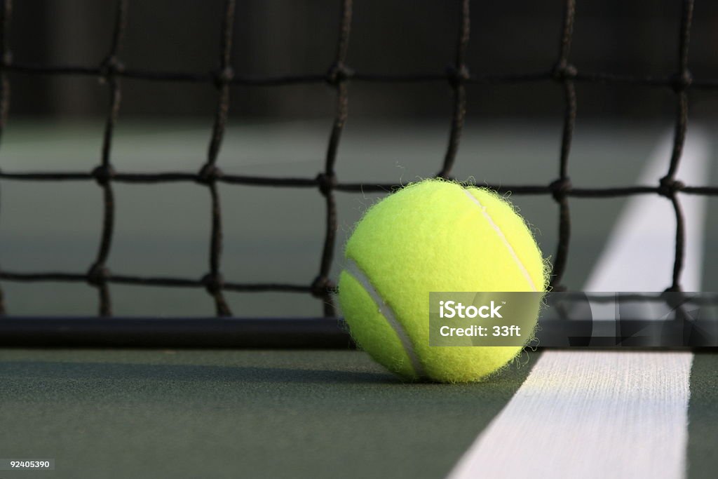 Piłki tenisowe w pobliżu netto Court - Zbiór zdjęć royalty-free (Biały)