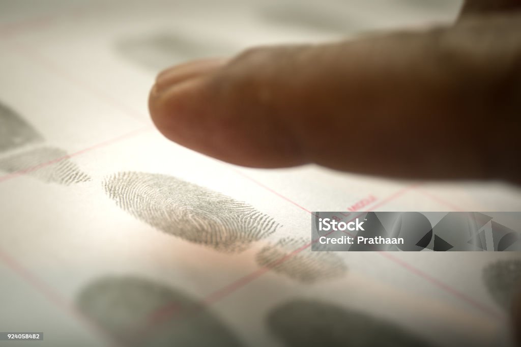 fisiologico concetto biometrico per la registrazione penale tramite impronta digitale in tono cinematografico - Foto stock royalty-free di Criminale