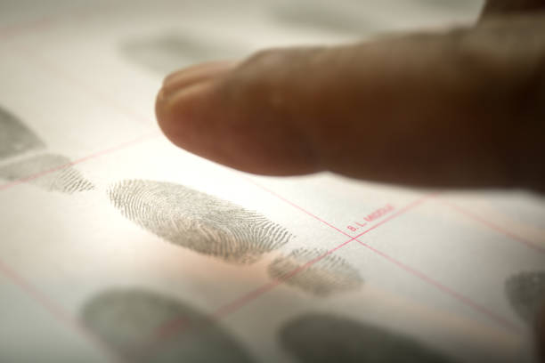 映画のような口調で指紋による前科の生理バイオメトリクスの概念 - fingerprint security system technology forensic science ストックフォトと画像