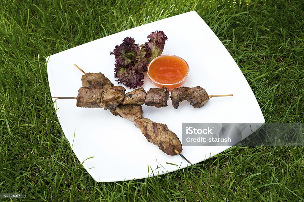 Kebab con salsa piccante su stick - Foto stock royalty-free di Alimentazione sana