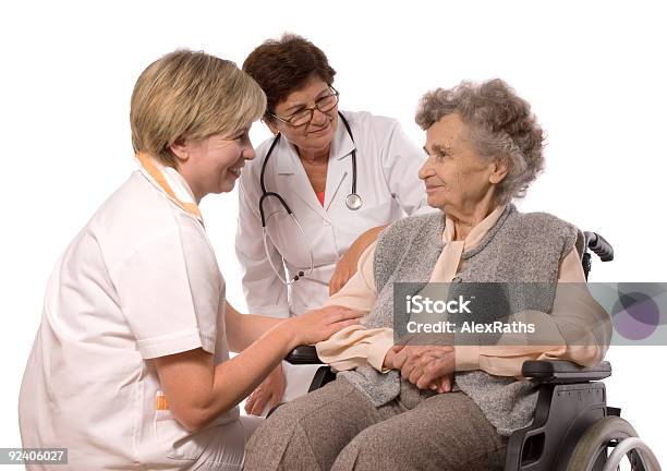 Los Trabajadores De La Salud Foto de stock y más banco de imágenes de 80-89 años - 80-89 años, Abrazar, Abuela