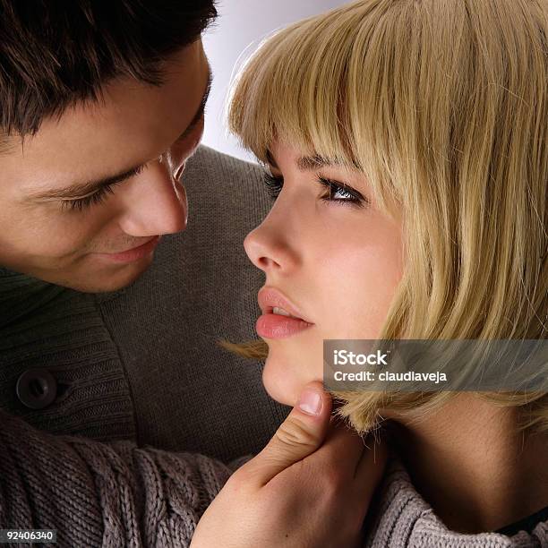 Foto de Moda Modelo Casal Beijando Quase e mais fotos de stock de Amor à Primeira Vista - Amor à Primeira Vista, Cabelo Castanho, Cabelo Louro