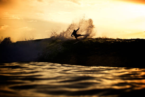 persona que practica surf hace una barra grande - super powers fotografías e imágenes de stock