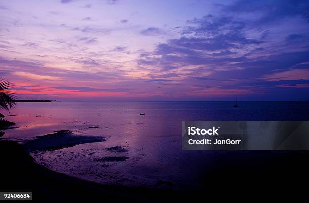 Roxo Nascer Do Sol 2 - Fotografias de stock e mais imagens de Ao Ar Livre - Ao Ar Livre, Azul, Baía