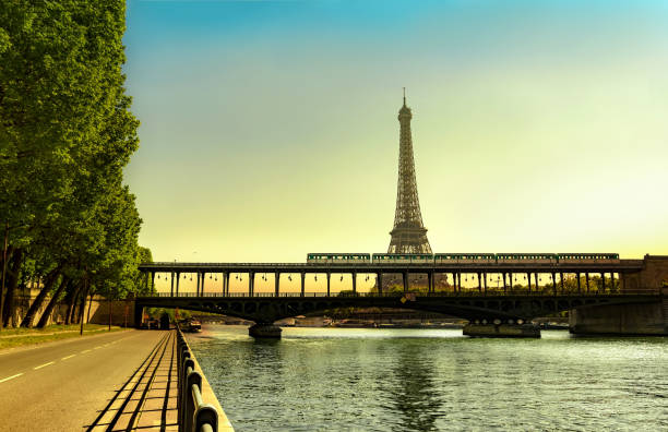 エッフェル塔と bir hakeim 橋で地下鉄の列車と壮大な日の出 - paris metro train ストックフォトと画像