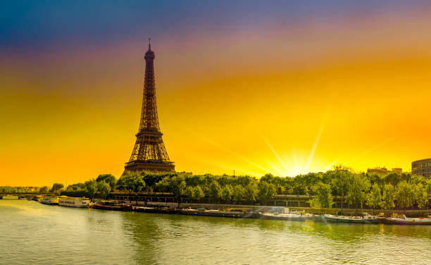 istock Magnificent Sunrise with the Eiffel Tower and Seine riverview from Bir Hakeim bridge 924070262