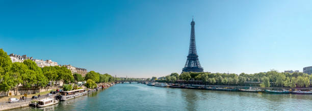 panorama della senna a parigi e torre eiffel nella bellissima giornata estiva a parigi, francia - paris france panoramic seine river bridge foto e immagini stock