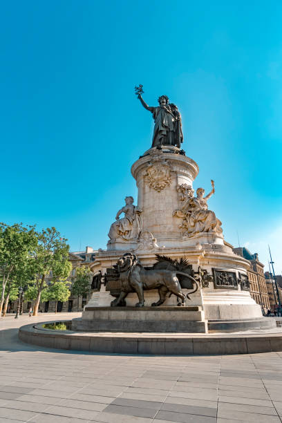 istock Monument in the middle of square Republic in Paris 924070868
