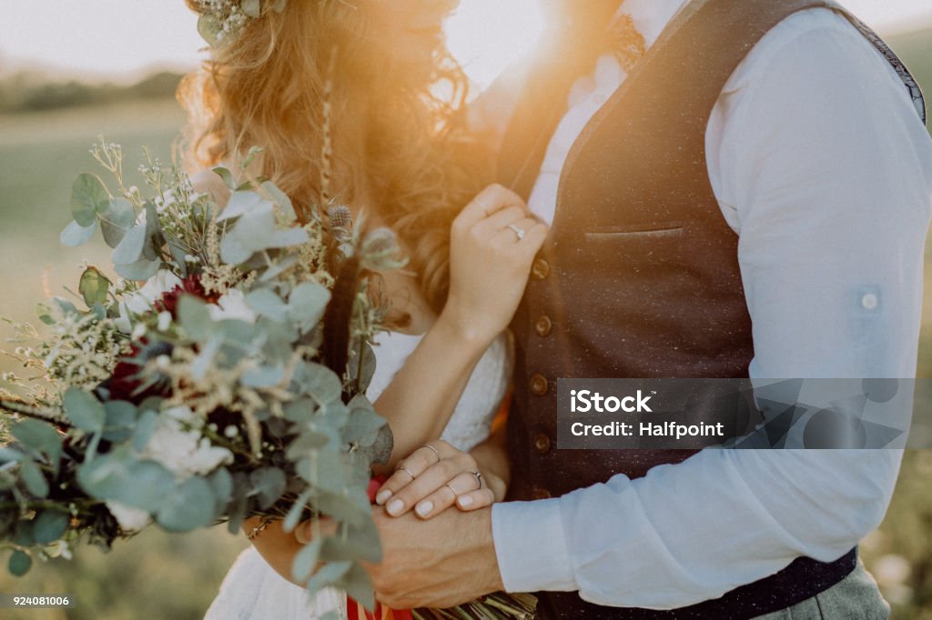 Schöne Braut und Bräutigam bei Sonnenuntergang in der grünen Natur. - Lizenzfrei Hochzeit Stock-Foto