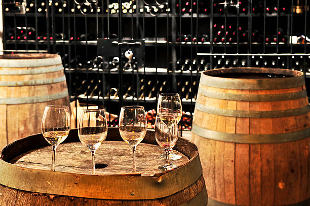 barriles y copas de vino - winery wine cellar barrel fotografías e imágenes de stock