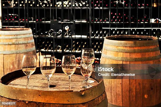 Barriles Y Copas De Vino Foto de stock y más banco de imágenes de Vino - Vino, Bodega - Almacén, Sótano almacén