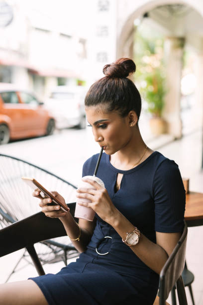 istock Businesswoman in a sidewalk cafe 924083432