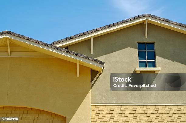 Abstract De Nueva Construcción De Estuco Pared Foto de stock y más banco de imágenes de Abstracto - Abstracto, Aire libre, Amarillo - Color