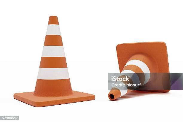 Coni Di Traffico - Fotografie stock e altre immagini di Arancione - Arancione, Bianco, Cantiere di costruzione