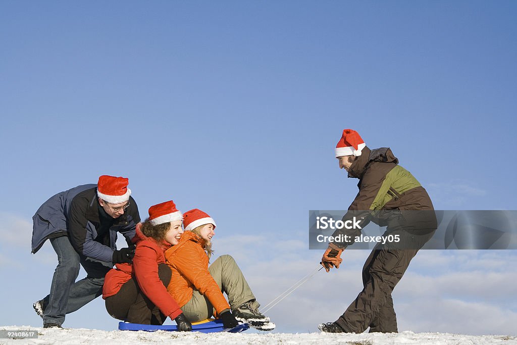 Personas divirtiéndose en invierno - Foto de stock de Actividades recreativas libre de derechos