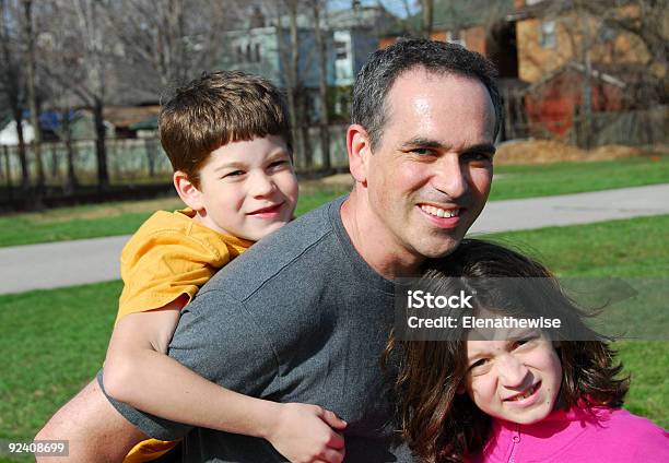 Foto de Pais Filhos Família e mais fotos de stock de Filho - Filho, Pai, Abraçar