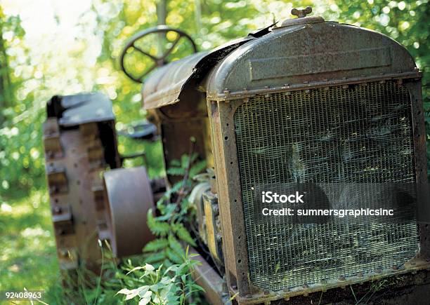 Photo libre de droit de A Labandon Tracteur banque d'images et plus d'images libres de droit de A l'abandon - A l'abandon, Acier, Agriculture