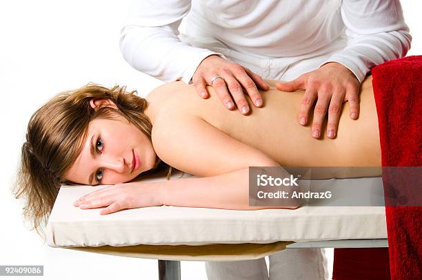 Foto de Jovem Mulher Tendo Massagem e mais fotos de stock de Adulto - Adulto, Alegria, Beleza