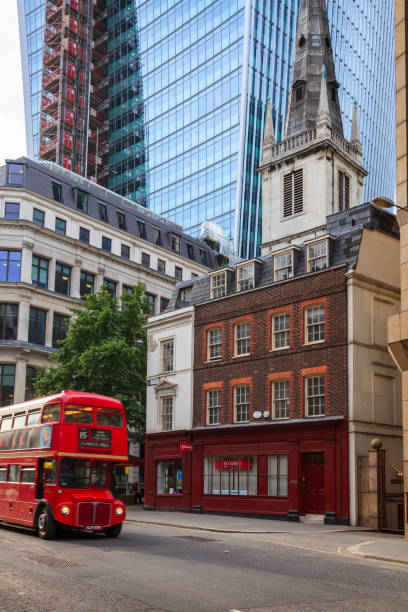 la scène londonienne avec double decker bus se déplace le long de la rue eastcheap - london england urban scene city life bus photos et images de collection