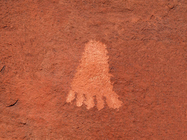 valley of fire stopy petroglyph - cave painting prehistoric art north american tribal culture nevada zdjęcia i obrazy z banku zdjęć