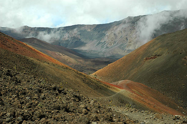 cone de cinzas vista interior de cratera de haleakala, maui, havaí - haleakala crater imagens e fotografias de stock