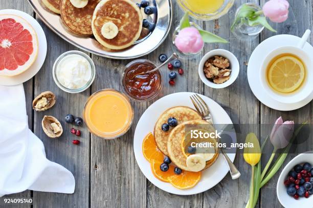 Panqueques Foto de stock y más banco de imágenes de Brunch - Brunch, Pascua, Desayuno