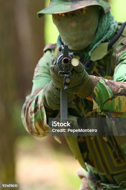 Photo libre de droit de Entraînement De Combat Militaire banque d'images et plus d'images libres de droit de Milice - Milice, Adulte, Arme à feu