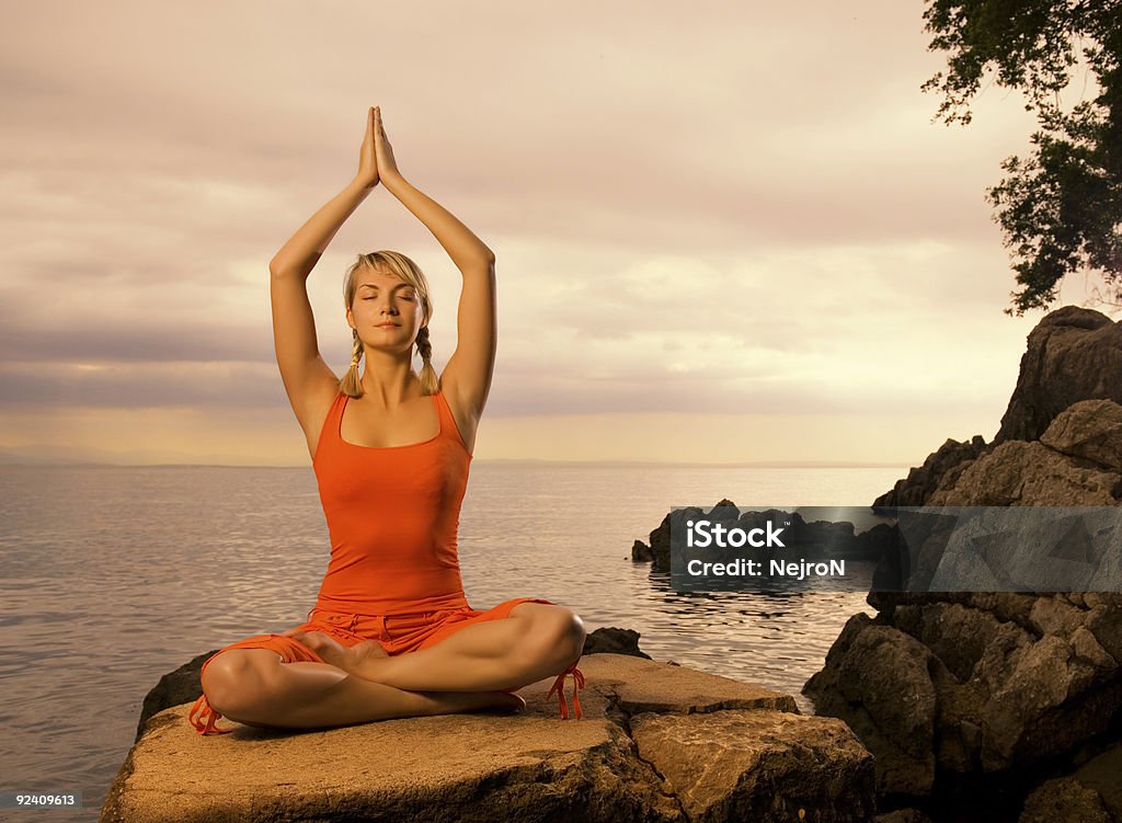Belle jeune femme faisant yoga exercices en plein air - Photo de Yoga libre de droits