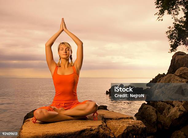 Photo libre de droit de Belle Jeune Femme Faisant Yoga Exercices En Plein Air banque d'images et plus d'images libres de droit de Yoga