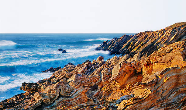 onde sulla spiaggia di roccia - santa maria foto e immagini stock