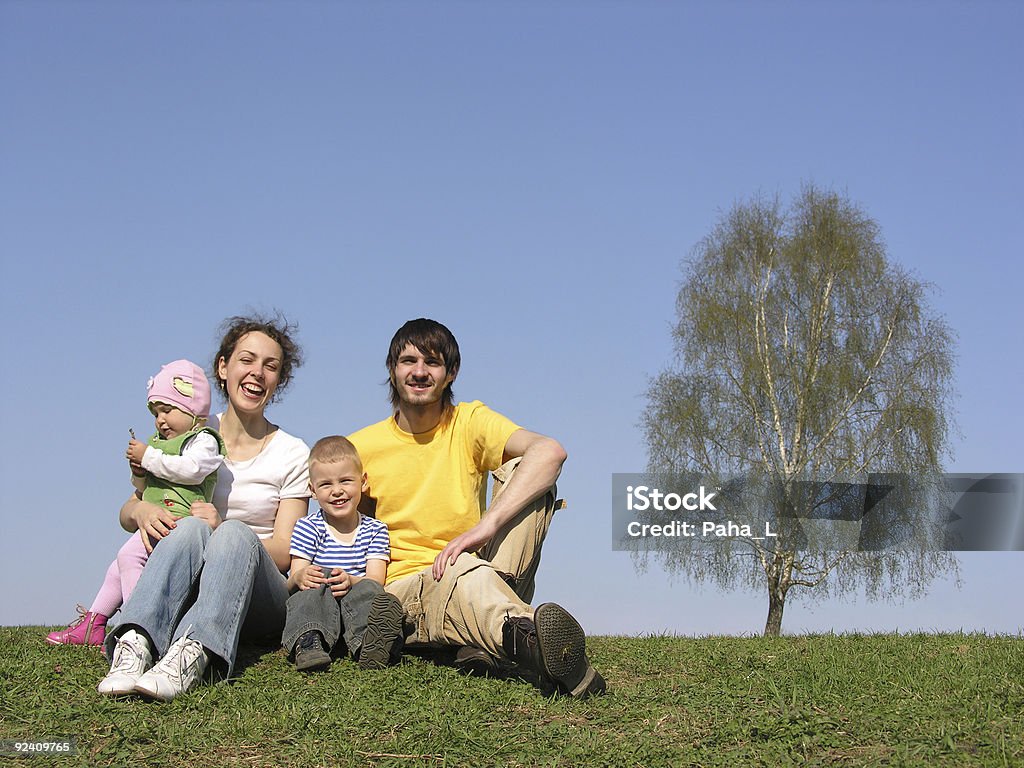 Sala de estar para toda la familia con dos hijos primavera. - Foto de stock de Abedul libre de derechos