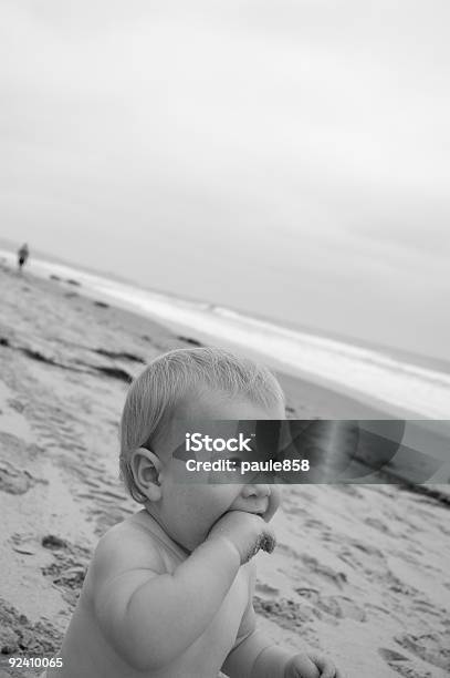 砂浜で指 B W - 1歳以上2歳未満のストックフォトや画像を多数ご用意 - 1歳以上2歳未満, カラー画像, サンディエゴ