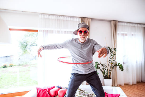 senior hombre divertirse en casa. - living room people joy happiness fotografías e imágenes de stock