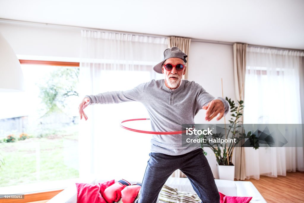 Uomo anziano che si diverte a casa. - Foto stock royalty-free di Terza età