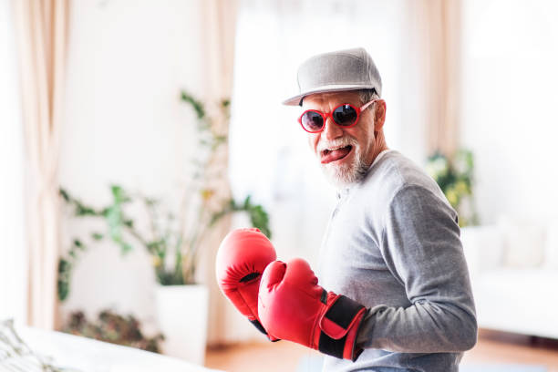 senior homme s’amuser à la maison. - boxing glove sports glove isolated old photos et images de collection