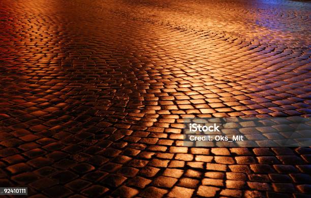 Bloco Cobbles De Noite Cidade - Fotografias de stock e mais imagens de Iluminado - Iluminado, Noite, Pedra solta