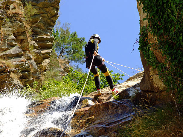 降順に rappel 女性 - rappelling ストックフォトと画像