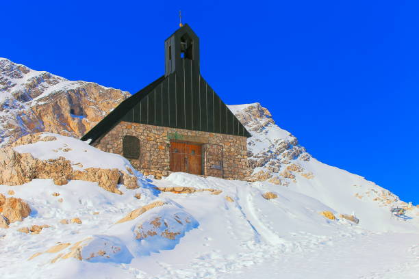 pfad zum alpinen kapelle – kirche in zugspitzmassivs, bayern, garmisch, deutschland - zugspitze mountain snow cross shape cross stock-fotos und bilder