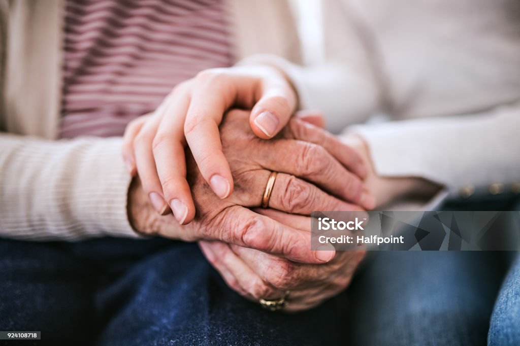 Mains de l’adolescente et sa grand-mère à la maison. - Photo de Troisième âge libre de droits