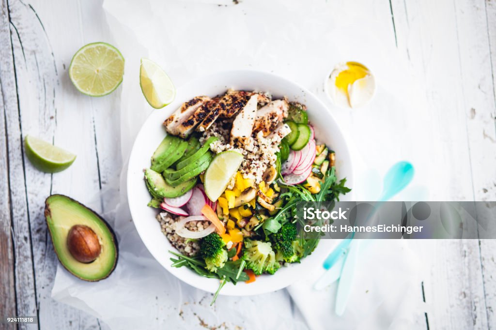 frais bol sain Quinoa boulgour aux légumes et au poulet - Photo de Hygiène alimentaire libre de droits