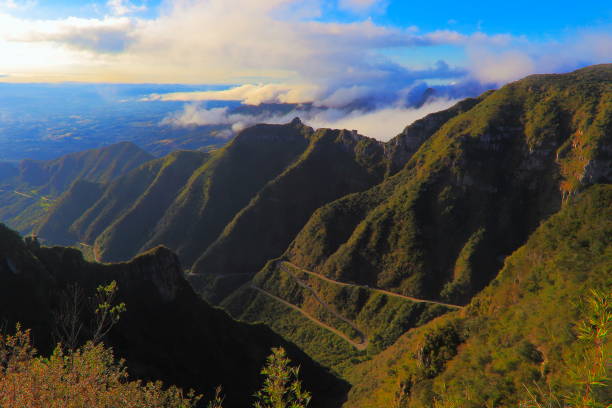 paisagem dramática: serra do rio rastro estrada de montanha – santa catarina, brasil - dramatic sky famous place canyon majestic - fotografias e filmes do acervo