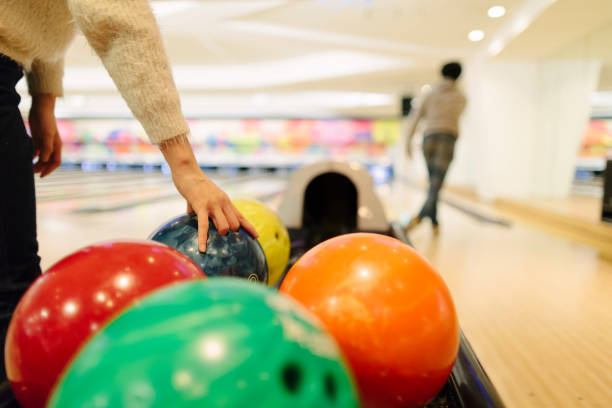 zwei personen spielen bowling - bowlingkugel stock-fotos und bilder