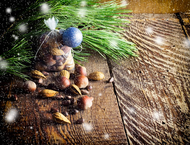 świąteczny worek z orzechami na drewnianym tle i gałęzie sosny, migdały, filbert, cedr - pine nut tree pine tree pine cone zdjęcia i obrazy z banku zdjęć