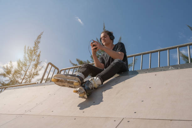 istock Young skaters sitting under the blue sky 924124966