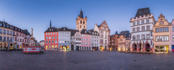 panorama crepuscular de la histórica ciudad de trier, rheinland-pfalz, alemania - trier fotografías e imágenes de stock