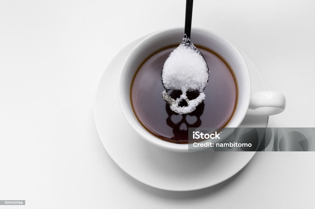 concept de sucre blanc malsaine. Cuillère de couple avec le sucre et la tasse de café noir - Photo de Sucre libre de droits