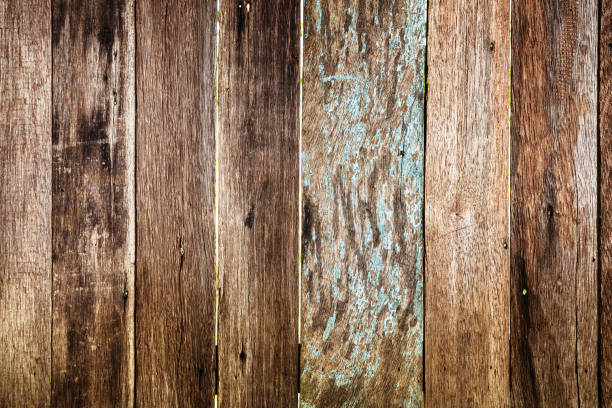釘穴と風化の古い木材を閉じる - wood rustic close up nail ストックフォトと画像