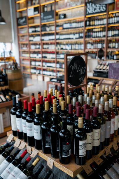 다른 브랜드와 와인의 종류의 전체 선반과 와인 저장소의 보기 - vertical wine bottle variation rack 뉴스 사진 이미지