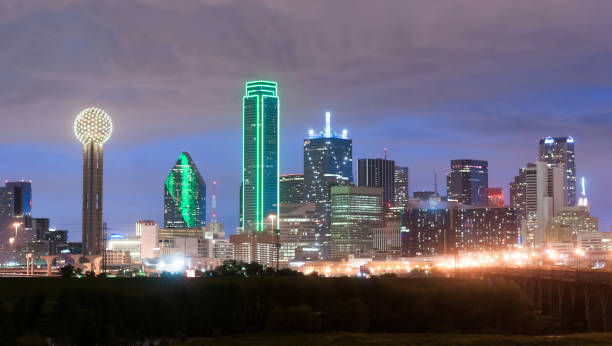 centro horizonte de dallas texas city este paisaje urbano - dallas county fotografías e imágenes de stock