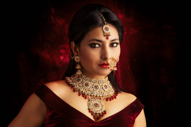 bellissimo ritratto di sposa tradizionale indiana - indian ethnicity indian culture jewelry gold foto e immagini stock